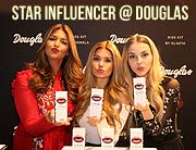 #doitforyou: Pamela Reif, Farina Opoku und Julia Maria alias xLaeta haben am 09.08.2018 ihre KISS KITS aus der Douglas x Influencer Kollektion in München vorgestellt  (©Foto: Martn Schmitz)